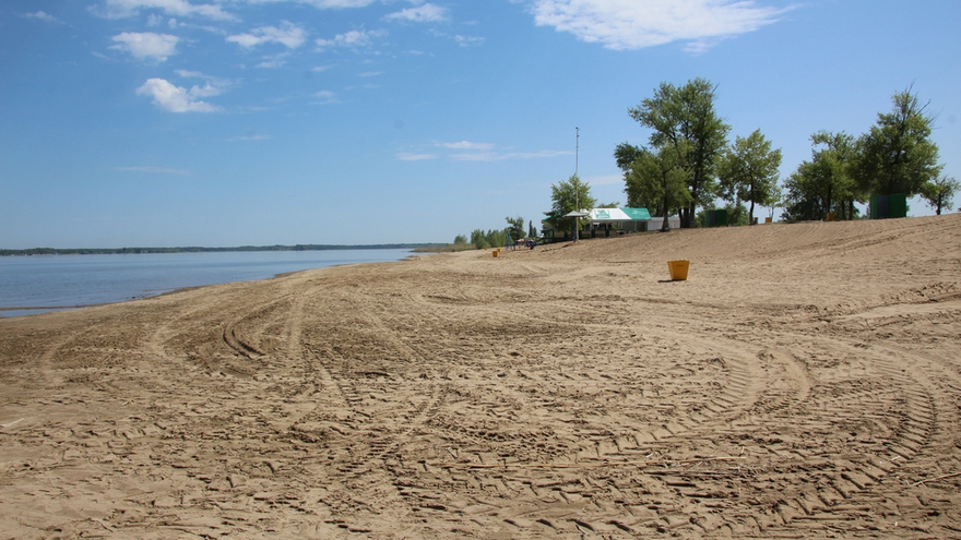 Саратовцы открыли купальный сезон на Городских песках и нелегальном пляже под мостом