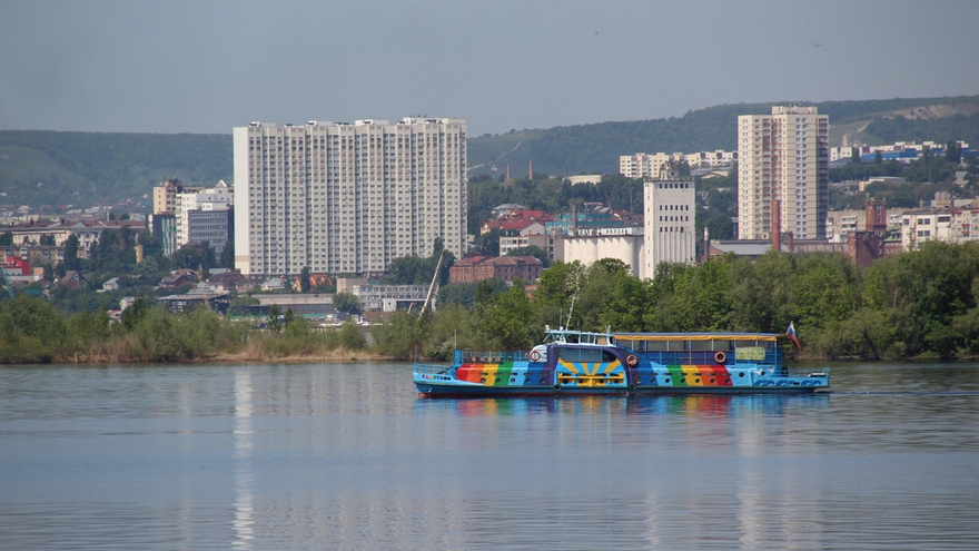 Саратовцы открыли купальный сезон на Городских песках и нелегальном пляже под мостом
