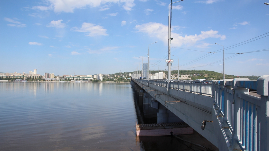 Саратовцы открыли купальный сезон на Городских песках и нелегальном пляже под мостом