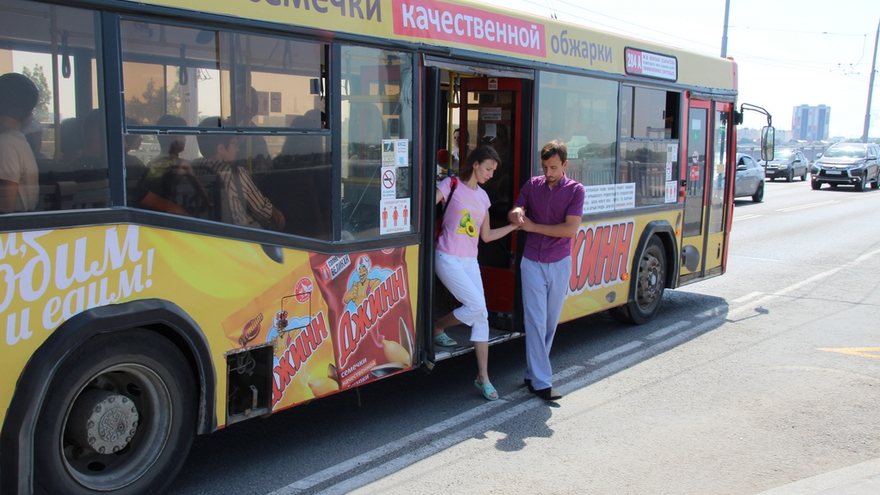 Саратовцы открыли купальный сезон на Городских песках и нелегальном пляже под мостом