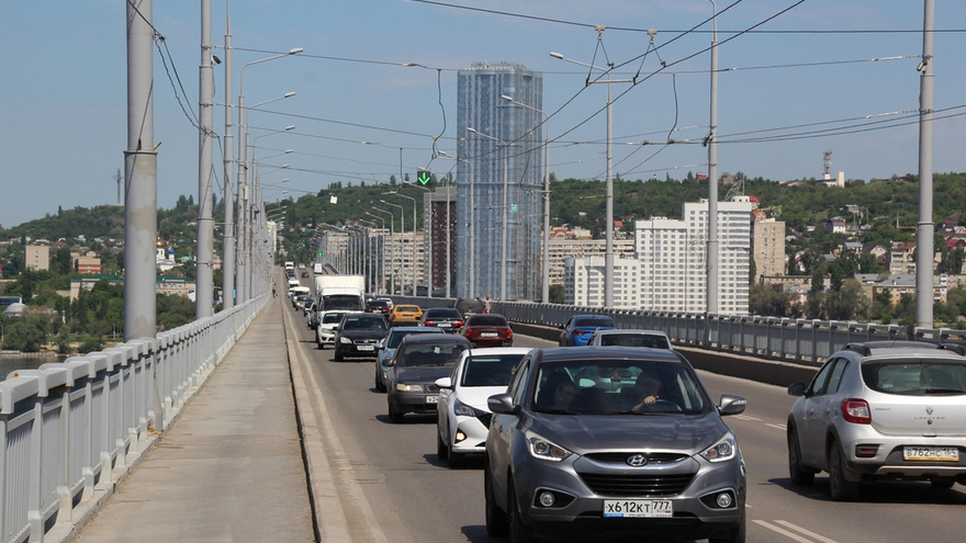 Саратовцы открыли купальный сезон на Городских песках и нелегальном пляже под мостом