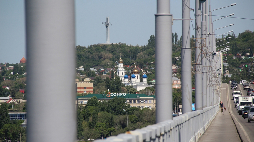 Саратовцы открыли купальный сезон на Городских песках и нелегальном пляже под мостом