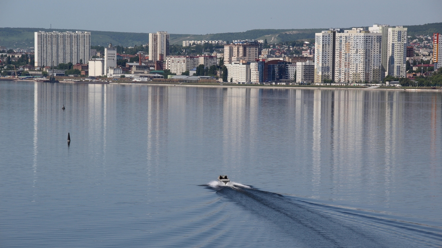 Саратовцы открыли купальный сезон на Городских песках и нелегальном пляже под мостом