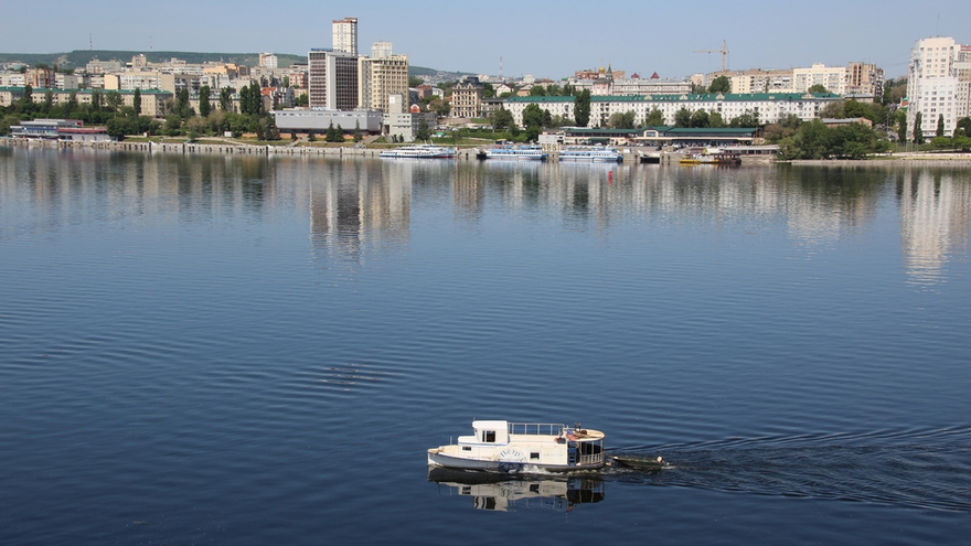 Саратовцы открыли купальный сезон на Городских песках и нелегальном пляже под мостом