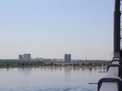 Саратовцы открыли купальный сезон на Городских песках и нелегальном пляже под мостом