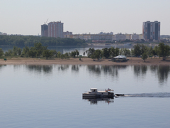 Саратовцы открыли купальный сезон на Городских песках и нелегальном пляже под мостом