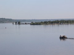Саратовцы открыли купальный сезон на Городских песках и нелегальном пляже под мостом