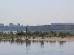 Саратовцы открыли купальный сезон на Городских песках и нелегальном пляже под мостом