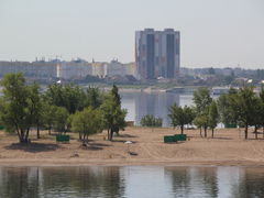 Саратовцы открыли купальный сезон на Городских песках и нелегальном пляже под мостом