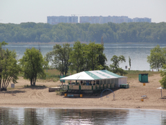 Саратовцы открыли купальный сезон на Городских песках и нелегальном пляже под мостом