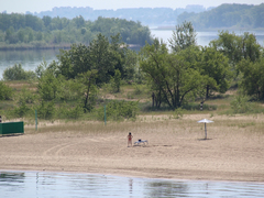 Саратовцы открыли купальный сезон на Городских песках и нелегальном пляже под мостом
