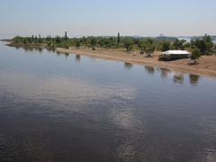 Саратовцы открыли купальный сезон на Городских песках и нелегальном пляже под мостом
