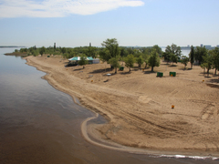 Саратовцы открыли купальный сезон на Городских песках и нелегальном пляже под мостом