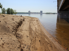 Саратовцы открыли купальный сезон на Городских песках и нелегальном пляже под мостом