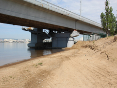 Саратовцы открыли купальный сезон на Городских песках и нелегальном пляже под мостом