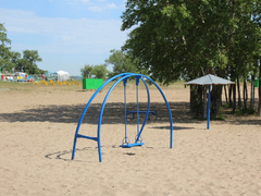 Саратовцы открыли купальный сезон на Городских песках и нелегальном пляже под мостом