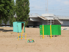 Саратовцы открыли купальный сезон на Городских песках и нелегальном пляже под мостом