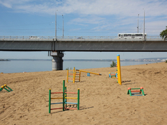 Саратовцы открыли купальный сезон на Городских песках и нелегальном пляже под мостом