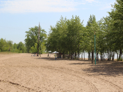 Саратовцы открыли купальный сезон на Городских песках и нелегальном пляже под мостом