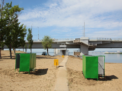 Саратовцы открыли купальный сезон на Городских песках и нелегальном пляже под мостом