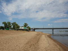 Саратовцы открыли купальный сезон на Городских песках и нелегальном пляже под мостом