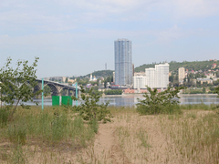 Саратовцы открыли купальный сезон на Городских песках и нелегальном пляже под мостом