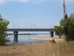 Саратовцы открыли купальный сезон на Городских песках и нелегальном пляже под мостом