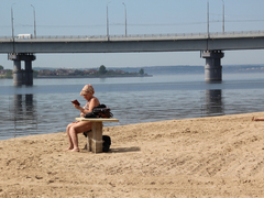 Саратовцы открыли купальный сезон на Городских песках и нелегальном пляже под мостом