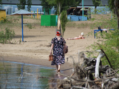 Саратовцы открыли купальный сезон на Городских песках и нелегальном пляже под мостом