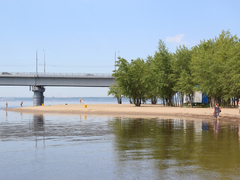 Саратовцы открыли купальный сезон на Городских песках и нелегальном пляже под мостом