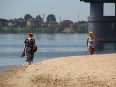 Саратовцы открыли купальный сезон на Городских песках и нелегальном пляже под мостом