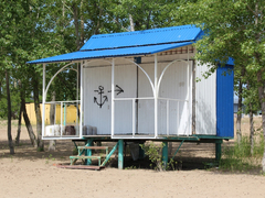 Саратовцы открыли купальный сезон на Городских песках и нелегальном пляже под мостом