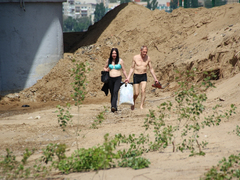Саратовцы открыли купальный сезон на Городских песках и нелегальном пляже под мостом