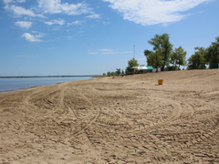 Саратовцы открыли купальный сезон на Городских песках и нелегальном пляже под мостом