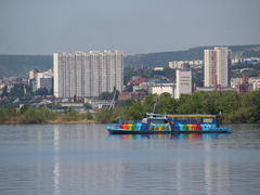Саратовцы открыли купальный сезон на Городских песках и нелегальном пляже под мостом