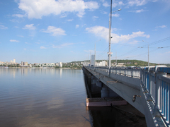 Саратовцы открыли купальный сезон на Городских песках и нелегальном пляже под мостом