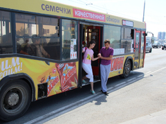 Саратовцы открыли купальный сезон на Городских песках и нелегальном пляже под мостом