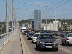 Саратовцы открыли купальный сезон на Городских песках и нелегальном пляже под мостом