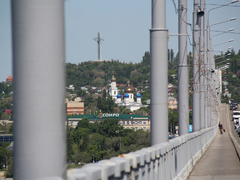 Саратовцы открыли купальный сезон на Городских песках и нелегальном пляже под мостом
