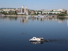 Саратовцы открыли купальный сезон на Городских песках и нелегальном пляже под мостом