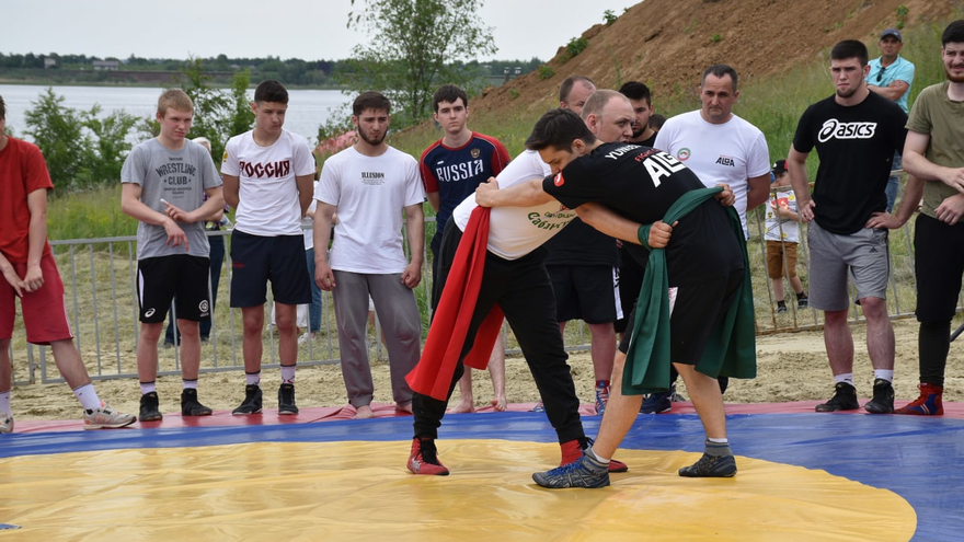 В Саратове на Сабантуе детям бесплатно раздавали мороженое 