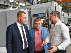 Глава Саратовской области призвал увеличить зарплату на зуборезном заводе
