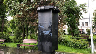 Изуродованный вандалами мемориал Олегу Табакову не привели в порядок за год
