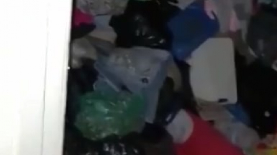 В Саратовской области пожаловались на мужчину, который превратил квартиру в свалку и ест котят