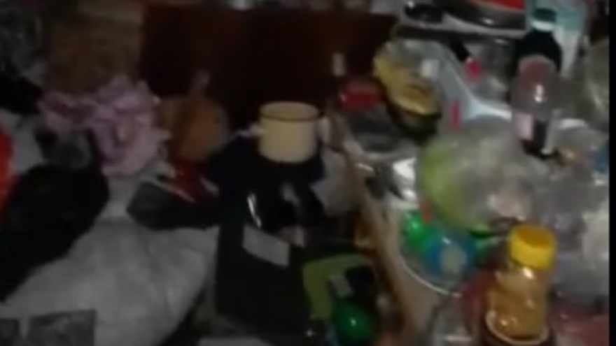 В Саратовской области пожаловались на мужчину, который превратил квартиру в свалку и ест котят