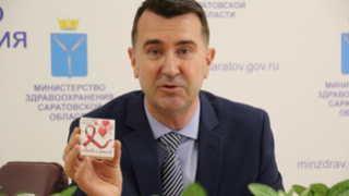 Экс-министр здравоохранения призвал саратовцев любить с умом и раздал презервативы