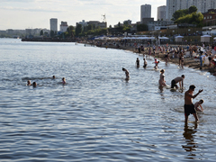В Саратове купальный сезон открыли под музыку ДДТ и Земфиры