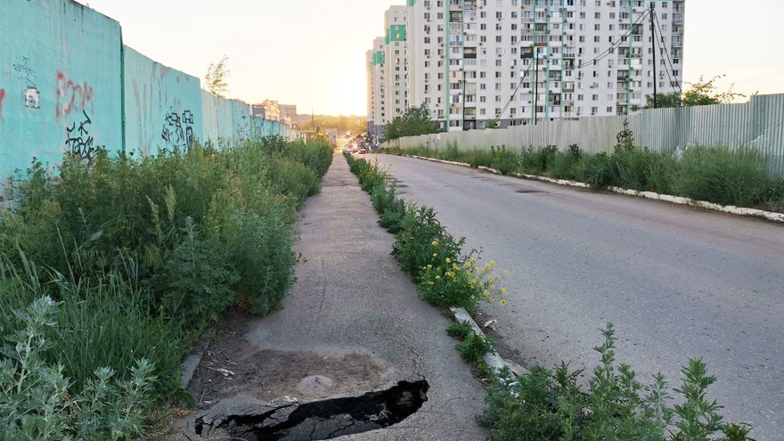 Жители Изумрудного пожаловались на дыру в тротуаре