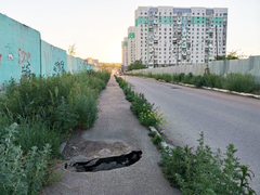 Жители Изумрудного пожаловались на дыру в тротуаре