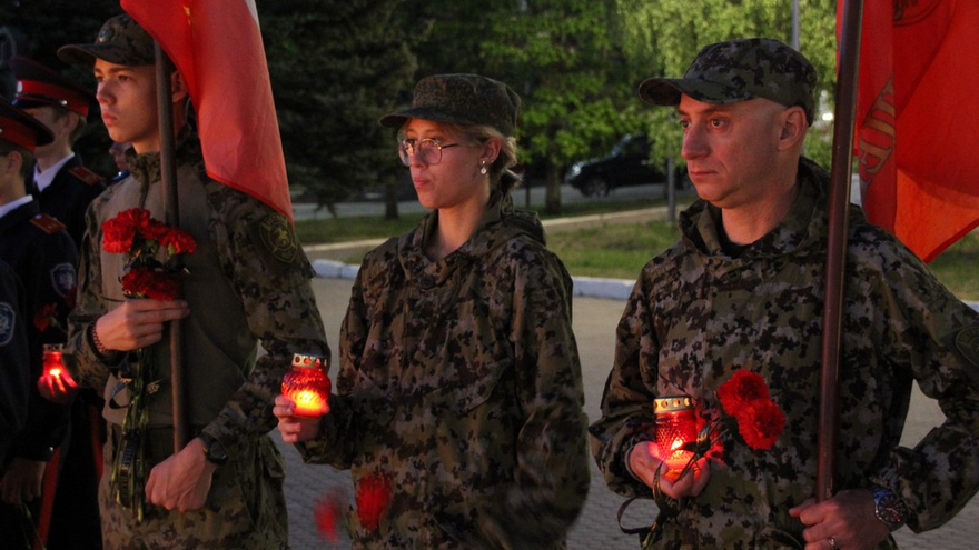 День памяти и скорби: в саратовском Парке Победы зажгли девять тысяч свечей
